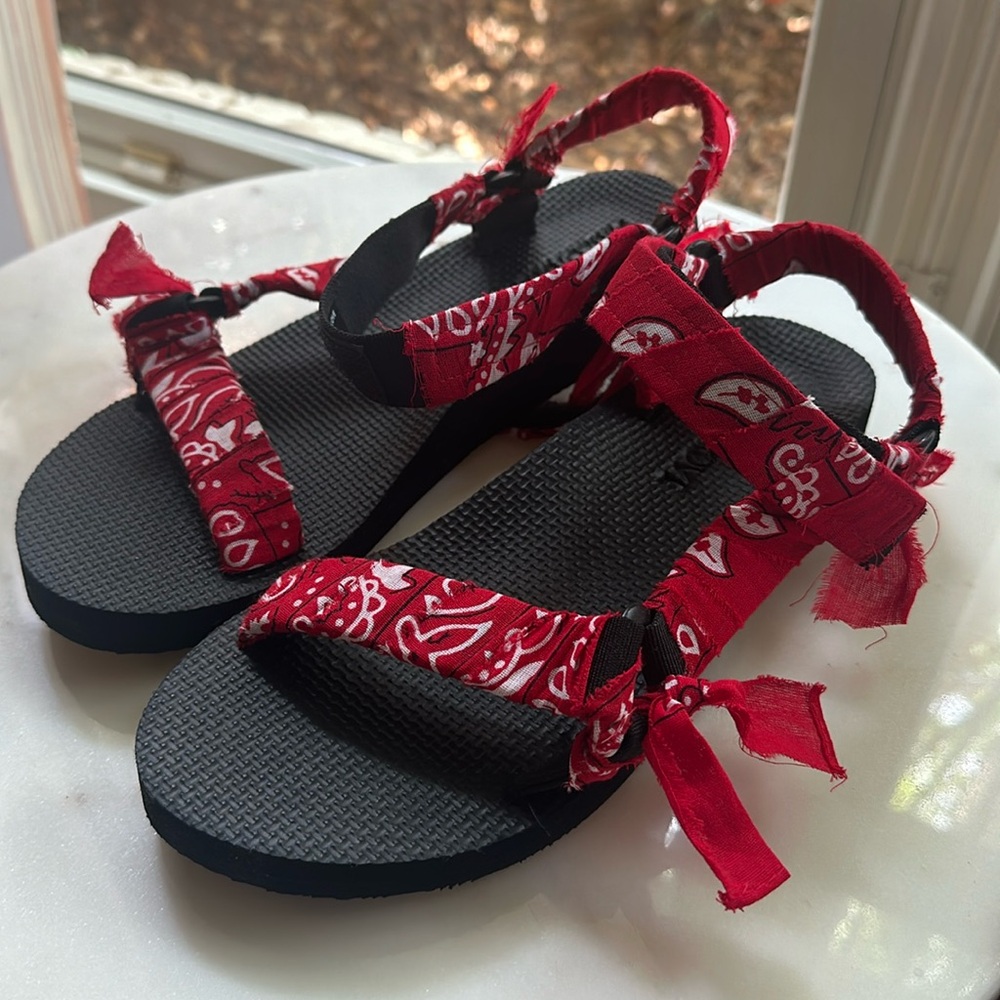 NWOT Arizona Love Trekky - never worn